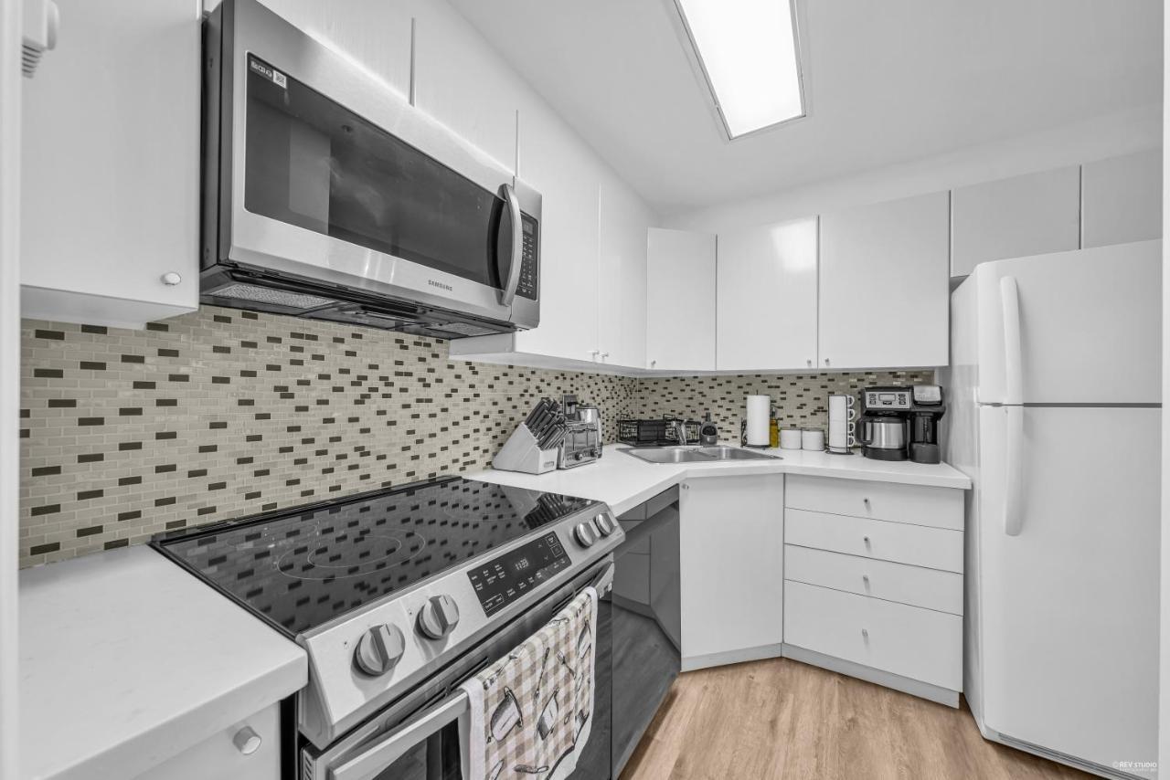 1-Br Condo In Downtown Coal Harbour With Parking And City Views Vancouver Bagian luar foto